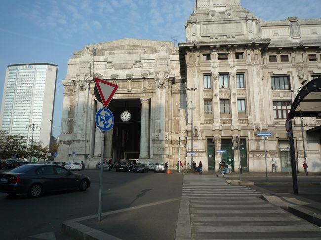 朝食でちょっとゆっくりしちゃったね<br />気づいたらギリギリなんですがー<br />急いで地下鉄へ。<br />そしたら切符買い方難しいの<br />なんか買えないよ、ってエラーが何度も出てお札ははじかれるし<br />ジプシーがまとわりついてくるし<br />人は多いし仕方ないのでジプシーに２ﾕｰﾛ渡して助けてもらった<br />白人の人もジプシーにノーノー言って避けてた