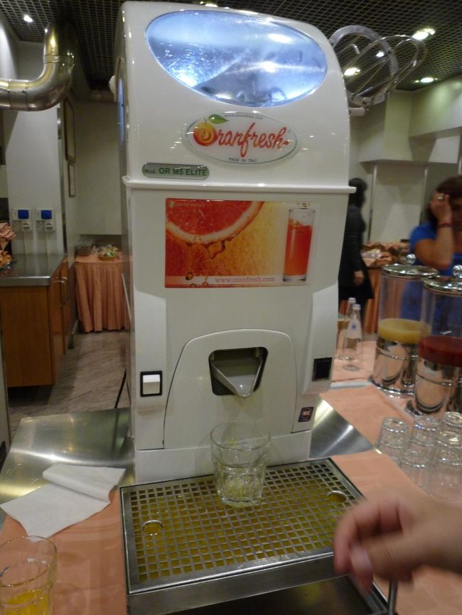 コレですよ生絞りオレンジジュース。<br />コップいっぱいにするには４個くらい投入<br />コレおいしくて良かったけどね、野菜はたしかゆでたインゲンだけで生野菜がないのよ。<br />トマトはあったような。<br />料理の種類も多いほうだしいろんなドレッシングがありましたね<br />カプチーノもスタッフが入れに来てくれて３杯飲みました