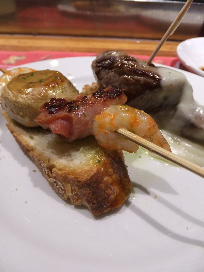 ６日目の夜は自由時間のため、１７：３０過ぎにツアーの方達とは解散。<br />メトロでグラシア通りへ行き、２軒のバルを巡りました。<br />１軒目は、ピンチョスのお店へ行って、４品とシャンパンサングリア(ジョッキ）を注文。このお店は日本語のメニューがあり、写真付きなので、注文しやすかったです。４品ともおいしく、ジョッキのサングリアのおかげでお腹いっぱいになりました。