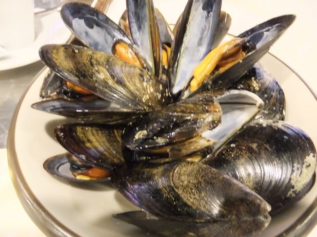 ２軒目はＱＵ−ＱＵというお店へ行き、マッシュルームを頼んだつもりが、ムール貝がきてしまった。単語のスペル読み間違いかな？？<br />ビール＆ムール貝のみで本日の夜ご飯は終了。本当はもっと行きたかったけど、時間もなく、お腹もいっぱいで断念。<br />添乗員さんや現地ガイドさんが夜遅くのメトロは危険と何回も言うので、帰りはタクシーでホテルまで帰りました。