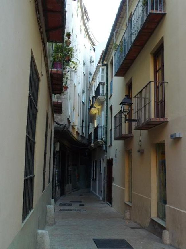 こんなに細い路地もある