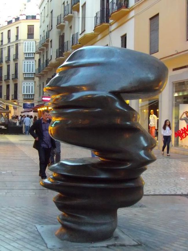 夕暮れのマラガを歩きます<br />面白いオブジェ<br />