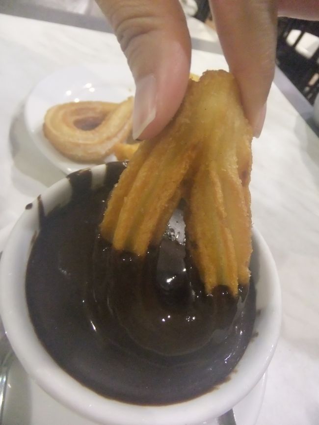 ランブラス通りについて、まずはチュロスのお店へ行きました。このお店を探すのに少し時間がかかりましたが、なんとかたどり着き、二人で一人前を注文。チョコの量が多すぎて、ほとんどのこしてしまったけど、おいしかったです。