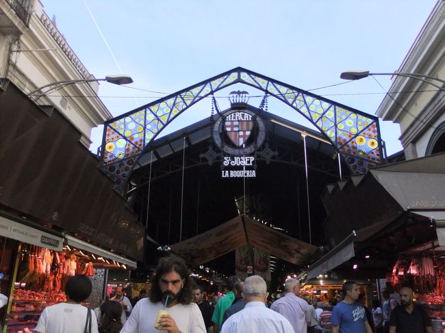 バルセロナ最後は、サン・ジョセップ市場へ行き、写真だけ撮り、何も買いませんでした。フルーツジュース飲みたかったけど、最後の最後にお腹こわすのが怖くて、諦めました。