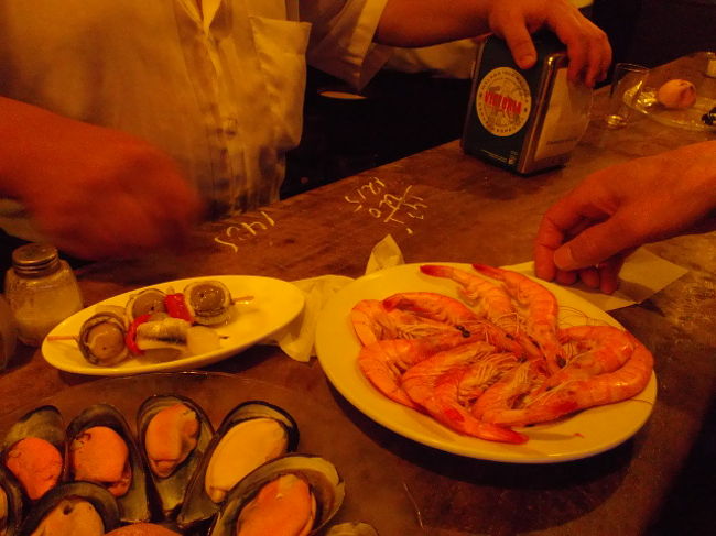 お勘定はカウンターにチョークで