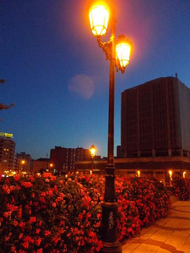 夜の10時を過ぎ、バルはにぎやかですが人通りはまばらで街灯だけがひっそりと