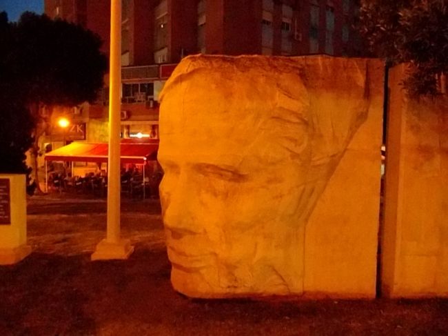 ワインとタパスで楽しい時を過ごしました<br />バルは陽気で楽しかったけれど、タパスはいまいちかな<br /><br />夜道を歩いていたら突然人の顔が<br />びっくりさせないでくださいよ〜