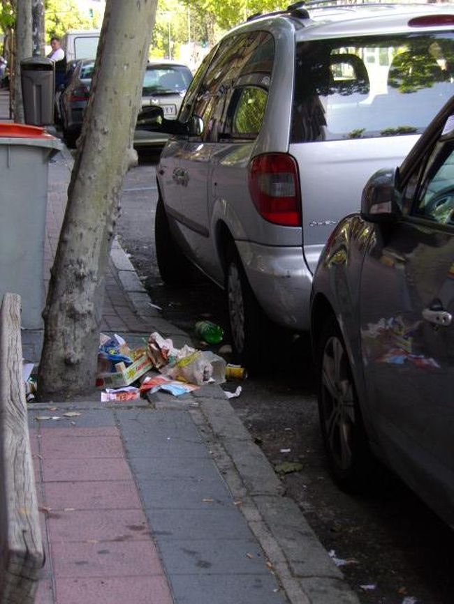 ホテルまでの道のり<br />ゴミだらけの道路<br />バルセロナで頻繁に動いていた清掃車を思い出しました