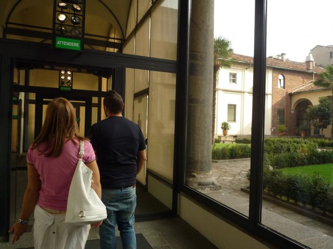 やっと入れますよー<br />見学の１５分間たっぷり最後の晩餐だけ堪能しましたよ<br />反対側にある絵に皆さん移動してましたけど<br />騙されません