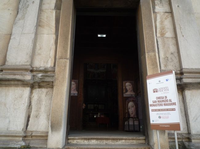 サンタマリアデッレグレツィエ教会で合唱やってたのでしばらく聞いて<br />見学する予定は無かったのですが通り道なので<br />サンマウリツィオ教会の様子を見てみることに<br />なぜかというとガイドブックでは月曜休になっていたのに<br />ネットでは日曜休になっていたから