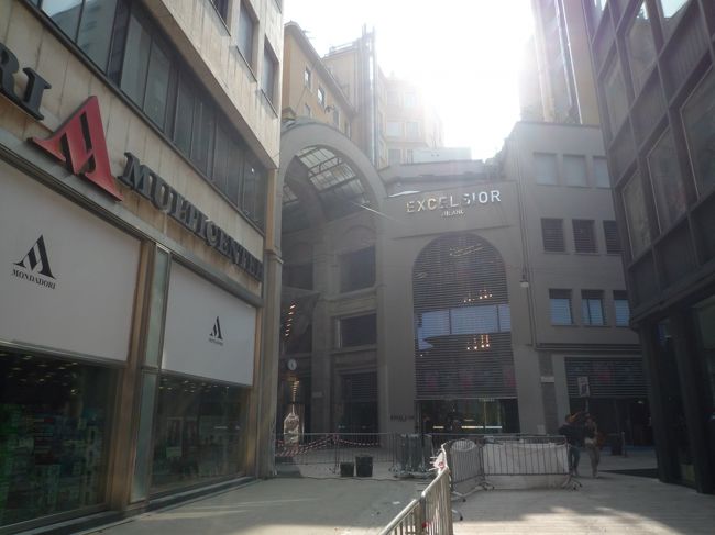 後味悪いですがマナーが悪い旅行者が多いからでしょう<br />しばらく歩いてエクセルシオールミラノへ。<br />同行者待望のワインを物色します。