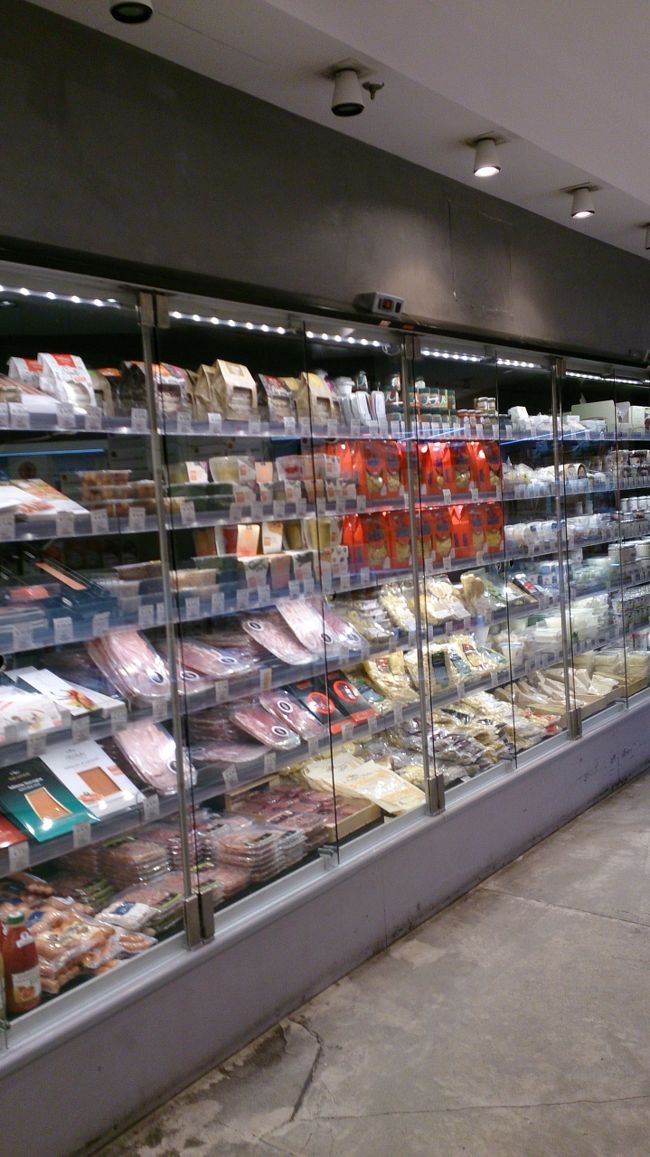 地下の食料品売り場。<br />カモになった同行者はさっそくワインを購入。<br />半地下のレストランに大量に陳列してあったワインを見ながらブツブツ言ってる