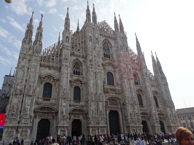 路面電車の線路沿いにずっと歩いてきました。<br />ドゥオーモです。すばらしい外観です<br />屋上に上がるためにそれなりに並んでいましたが<br />多いという行列ではありませんでした。