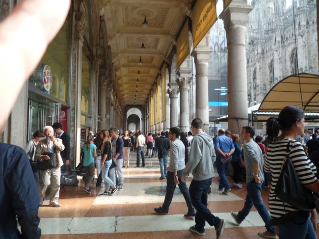 Autogrillがあるガレリア入口付近です。<br />日曜なので１２時前なのに中はすごい人でこの地下に無料トイレがあると<br />聞いたので確認しようと思ったけど動ける感じじゃなかったです