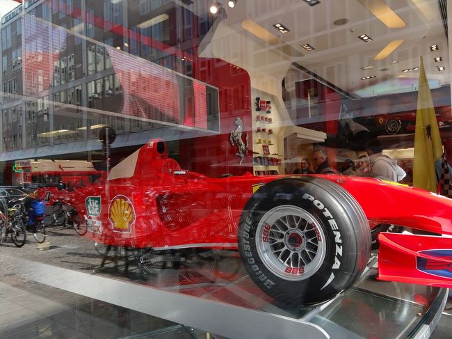 多分エクセルシオールの前あたりにあったフェラーリショップ<br />同行者興奮