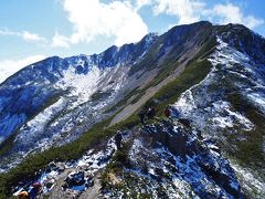 12:44
稜線のコル。
岩場これから降りて仙丈ケ岳へアタック。
陽のあたる左側と陽の当たらない右側、くっきり雪で色分けされていた。