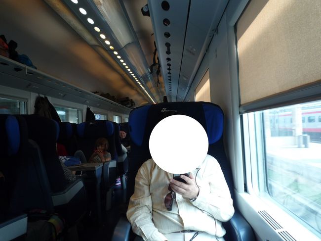 出足が遅くてすでに７割がた着席していた状態<br />中に進むのにも荷物をゆっくりと上げたりしている人ばかりで<br />進みません。<br />ここで一番困ったのが荷物を置く場所がなかったこと。<br />人数が少なく置き場も余裕があるであろう１等をわざわざ選んだのに<br />背もたれの間の△スペースもほとんどが占領されてて。<br />△スペースの奥が空いていたから手前の荷物をちょっとどかして<br />奥にスーツケースを入れたら持ち主に怒られた。<br />正式な荷物置き場は私たちが入ったのとは違うほうにあったようです<br />