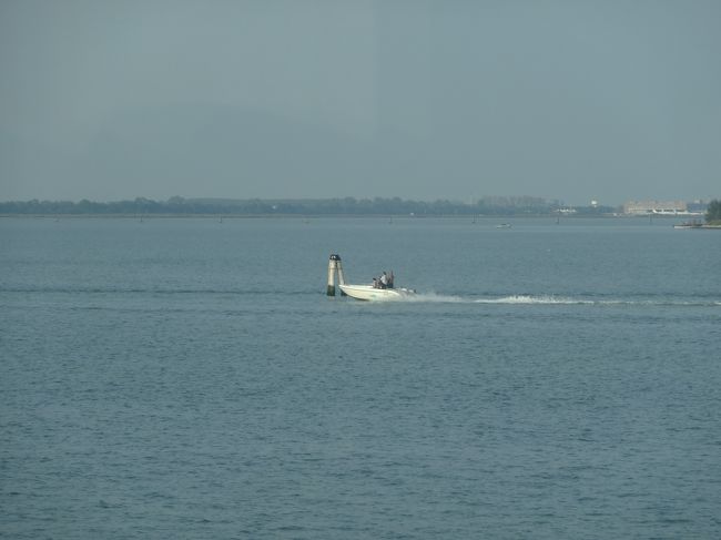 ミラノ→ベネチア１等１号車<br />６Ａが進行方向向きでした<br />同行者は後ろ向きでも気にならない人なので助かります。<br />乗った時点でちょっと疲れてしまいました<br />奥にスーツケースがあるのにさっきの人、なかなか手前の荷物をどかしてくれません。<br />大きな海と豪華客船が見えてきました<br />ベネチアに到着です。