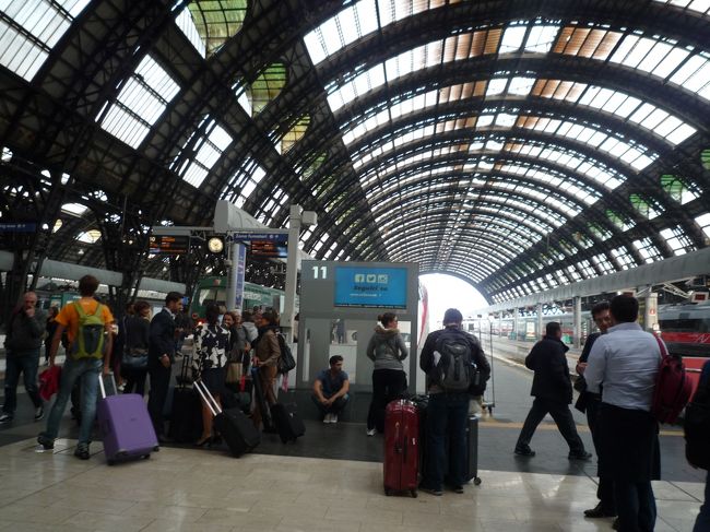 Via Septembriniで下車してホテルへ荷物を取りに戻り中央駅へ向かいます。<br />ベネチアへ向けトレニタリアに乗ります。<br />Frecciabiancaの１等を取りました