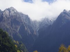 流石に3,000m級の山々。
頂きは薄らと雪です。

たぶん、三本槍と八右衛門沢　辺り。