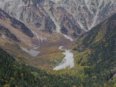 左にジャンダルムから奥穂高岳辺り。

岳沢の雪渓も見えています。