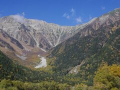 右に明神岳から前穂高岳あたりが見えます。