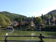 次は、野外博物館のへ飛騨の里へ。
バスに乗りたかったのですが、高山駅前でちょうど目の前を去っていかれたので、泣く泣くタクシーで行きました。さるぼぼバスは、本数が少ないので注意です。

そんなに期待していませんでしたが、すごくきれいな風景で和みました。