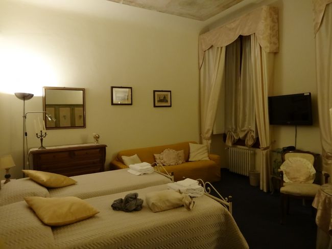 写真どおりのひろーい部屋素敵です1泊１００ユーロ<br />外は道路で窓開けてもなにもないです<br />とにかく騒ぐ人が四六時中通る