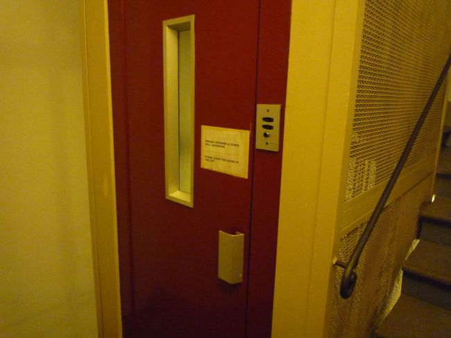 少し遅れてフィレンツェサンタマリアノベラ駅に到着しました<br />今日の宿はノッベラハウスというアパートです　<br />だからちょっと心配していたんです<br />駅から5分ほどですがスーツケースが引きづらい石畳で苦労しました<br />チェックインが19時までなんだけど到着は5分前くらいでした<br />エレベーターの使い方が分からずスーツケースを持ち上げて階段上ったら<br />エレベーター使ってくれればよかったのにーなんてそ知らぬ顔