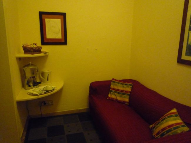 ドアを開けるとまずこんな待合室みたいなのがある<br />エスプレッソマシーンがあるんですが<br />使い方なんか分からない<br />牛乳も無いんでどうするべきだったのでしょう