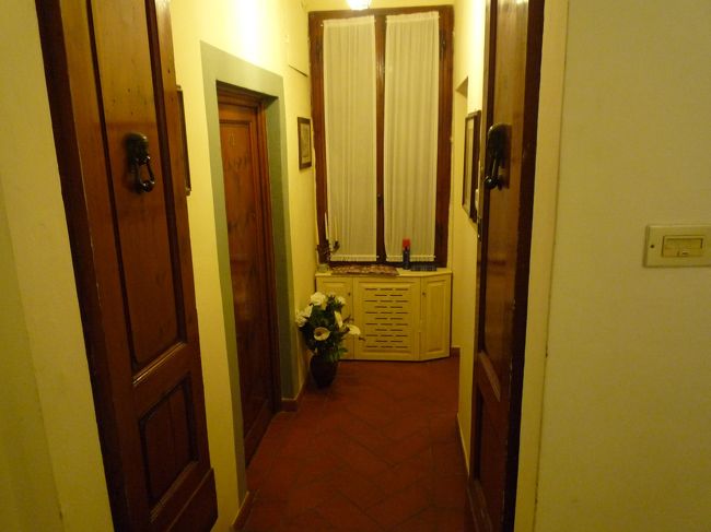 上階の人が操作して受け取る荷物専用のものだったらしく<br />そういえば見たことあるな<br />とにかく分からなくて自分らが乗って閉まらないとか悪戦苦闘<br />危ない行為だったんですね<br />同じ2階の奥に大家のフランセスコさんのオフィスがあり、そこで手続きします