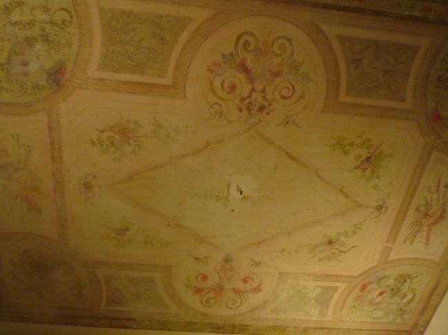消えそうなアパート売りの天井フレスコ画<br />夜になるとちょっと怖いｗ