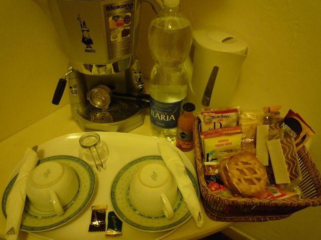 冷蔵庫の中に無料の水とアプリコットジュース<br />その他朝食用にケーキやラスクなど、インスタントコーヒー紅茶があり<br />盛りだくさんです