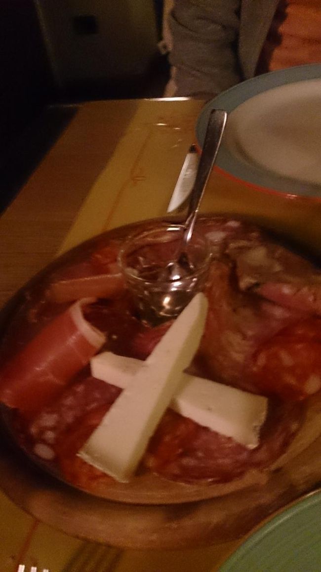 すぐ近くの<br />Osteria dei Centopoveriに行きました<br />２人でシェアーするので一番高い３５ユーロのコースを頼んだら<br />肉コースみたいだったんです<br />二人とも朝食ビュッフェでもあまり手を出さないハム、チーズ、サラミの盛り合わせ。これがしょっぱくてしょっぱくて。<br />写真だと良く分からないですが３人前以上ありそうな量なんです<br />店員の女性が心配してどうしたの？ハム嫌いなの？なんて声をかけてくれました<br />好きじゃないって答えました