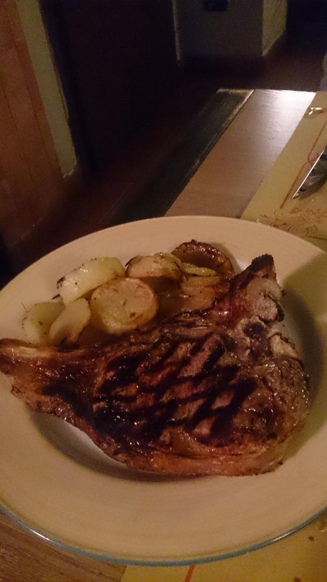 もともと食欲がないところに骨付き肉<br />さっきと打って変わってほぼ味が付いてない少々の塩だけ<br />半分は食べられたかな<br />隣の席のおじさんたちが薦めてくれたバルサミコ酢、<br />それをかけるべきだったんでしょうか？<br />何にかけるのか分からなかったんです