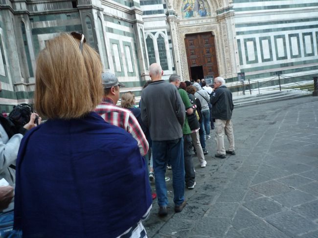 翌朝はクーポラに並びます<br />最初迷って並んだのはジョットの塔のほうで<br />気づいてすぐ探しました<br />８時半ちょっと前、行列はこれくらい<br />夜到着朝入場なのでチケットはネットで予約<br />利用開始９時からと書かれますがちゃんと８時３０分から使えました