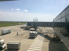 佐賀到着。満席ではあったが、燃油や空港の施設使用料などを考慮するとどう安く見積もっても満席だったとしても一人10,000円は取らなければならない勘定となる。この日は当日でも6000円で取れたので、大赤字だろうな。実際2便から1便に減便されてしまうし。長く続くビジネスモデルではない。