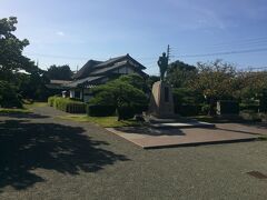 ヤマダ電機に向かう途中、偶然大隈記念館という看板を見つけた。城下町らしい細い路地を抜けて行ってみると、早稲田の創始者の大隈重信の生家が保存されていた。