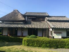 福沢諭吉の生家と比べるとかなり立派。もっとも福沢諭吉の親は大阪蔵屋敷勤めのいわば経理担当の最下層級武士だったのに対し、大隈重信の父親は砲兵長で300石もらっていたのだから、かなり格が違った。