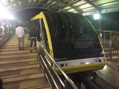 北九州に着いた頃にはすっかり暗くなり、狭いカーブが連続する山道を登って皿倉山のケーブルカーの駅に到着。