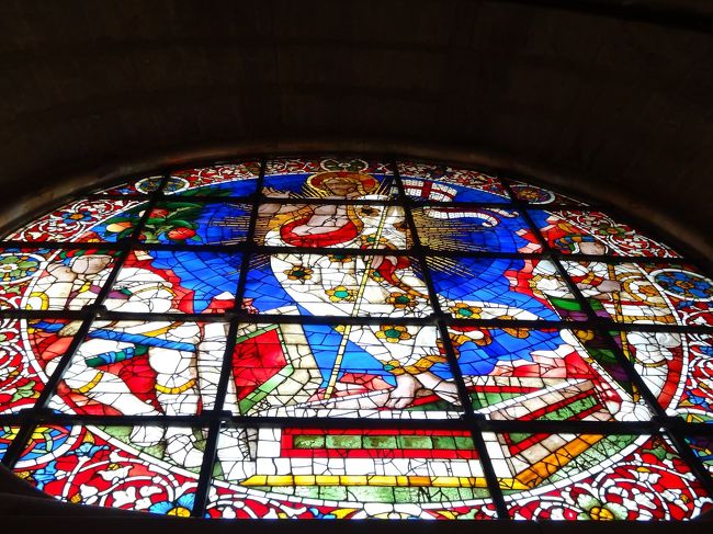 クーポラのほうで正解<br />美しいステンドグラスやフレスコ画