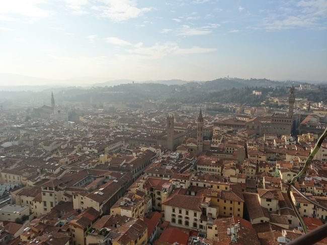 山が見えるあれはミケランジェロ広場？<br />思ったより日本人が少ない。フィレンツェ特に中韓だらけ<br />屋上はポーズをとる中韓人の自撮り大会みたいになってる<br />高所恐怖症の自分はそんな余裕ない