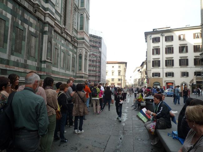 そのまますぐに大聖堂に並びますよ<br />このときすでにこんな列になってます<br />でも入場するのは早いです<br />荷物検査がなく、一気に入っていきます