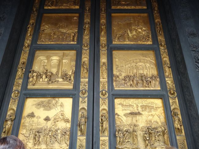 次の見学はサンジョバンニ洗礼堂です<br />１１時１５分からなので３０分以上あります<br />黄金の門を見学したり<br />