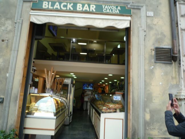 近くのBlack Barでカフェとします<br />エスプレッソ1.1 カプチーノ1.5<br />有料トイレ行くくらいならここオススメ<br />３Ｆにトイレあり