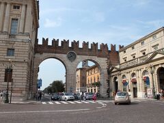 左にちょっと見えるのは、市庁舎のParazzo della Gran Guardia