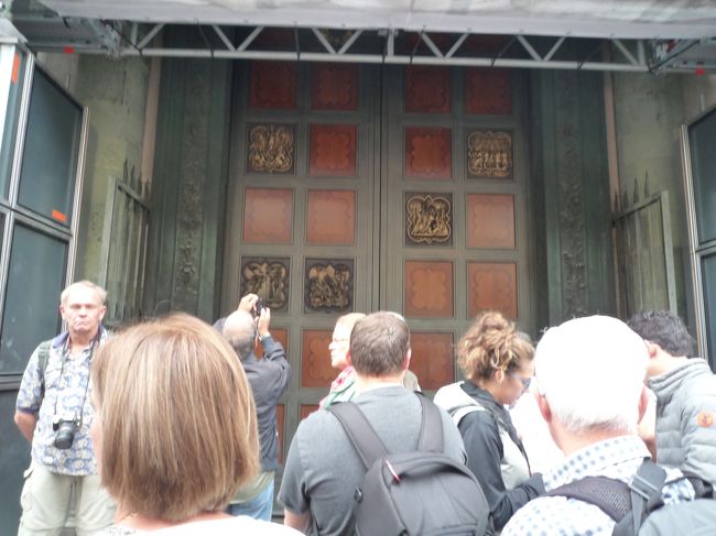 洗礼堂の入口前です。<br />11時の時点で皆がゾロゾロとなんとなく並び始めます