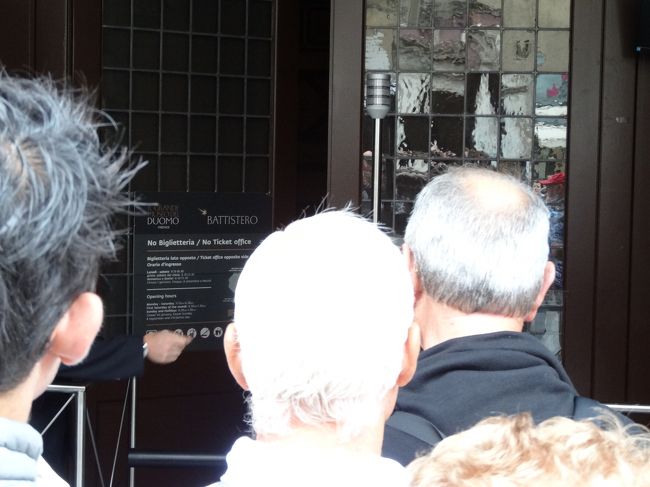 15分になりました。門が開きました<br />荷物検査もないので一気に入ります