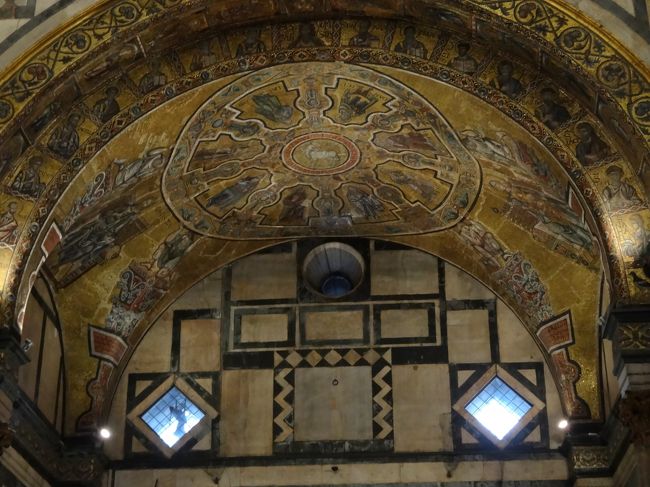 しばらく祭壇の前の椅子に座っていました<br />出たのは11時30分<br />予定通りです