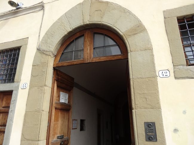 次にやってきたのはオーニッサンティ教会<br />最後の晩餐がある部屋のドアが開いています